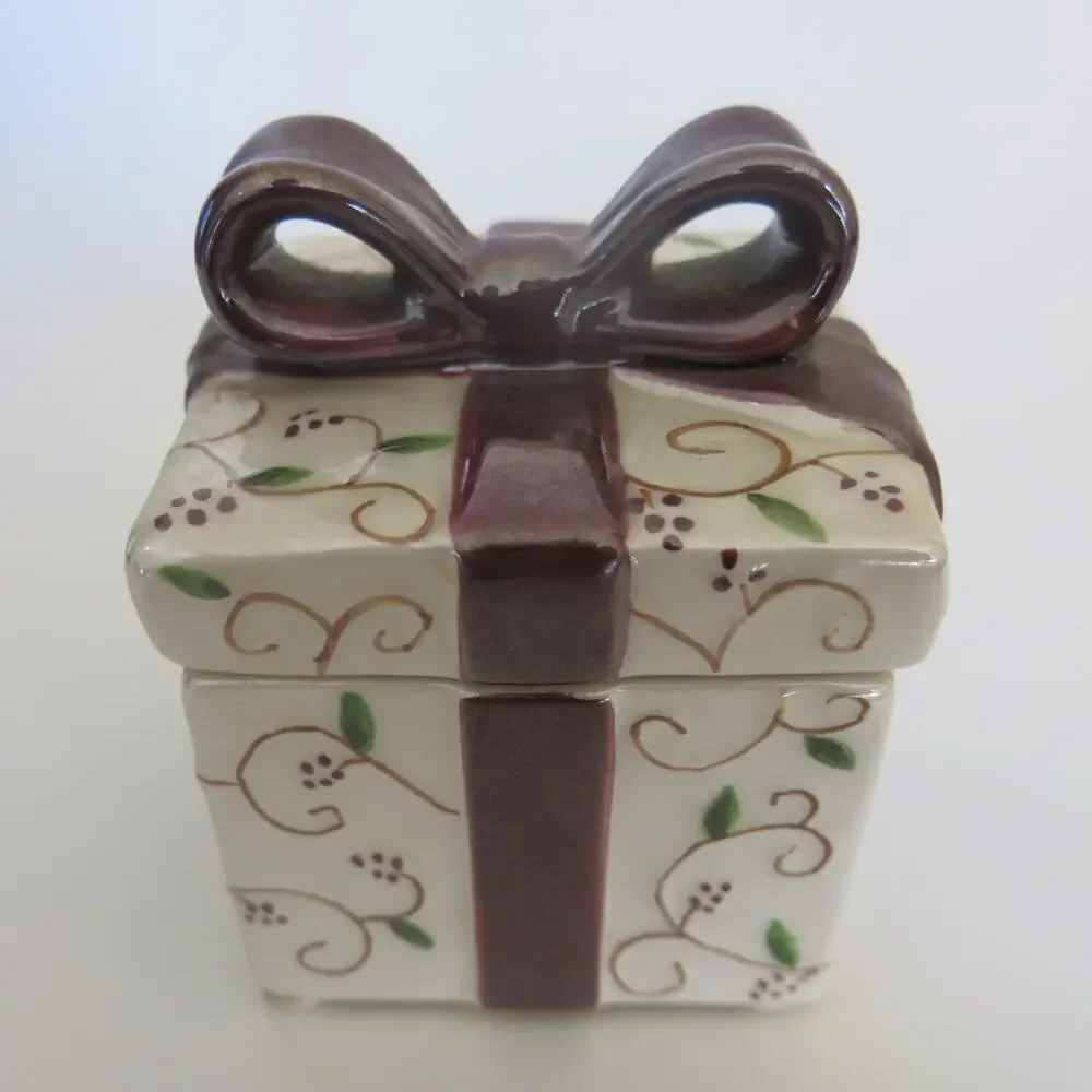 YANKEE CANDLE Tea Light Ceramic Candle Holder Bow Holly Berries Home Winter Cozy